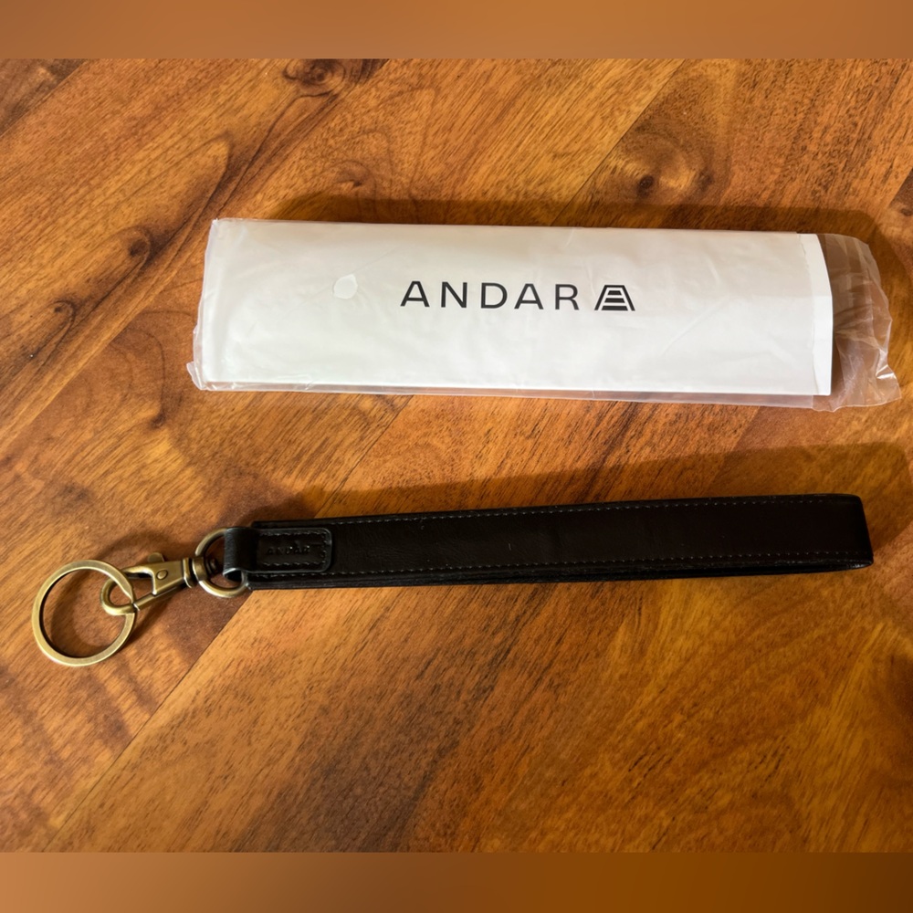 Andar Black Leather Keychain